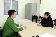 Đối tượng Trần Văn Lợi làm việc với cơ quan Công an. (Ảnh: TTXVN phát)