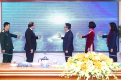 Các đại biểu thực hiện nghi thức phát động Giải thưởng ảnh và video clip 'Công nghệ từ trái tim - Technology with heart' ngày 25/1. (Ảnh: An Đăng/TTXVN)