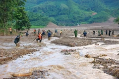 Lực lượng quân đội triển khai tìm kiếm các nạn nhân mất tích do sạt lở đất tại Làng Nủ, xã Phúc Khánh, huyện Bảo Yên, tỉnh Lào Cai. (Ảnh: Dương Giang/TTXVN)