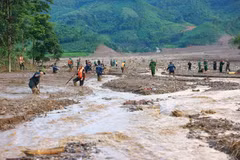 Lực lượng quân đội triển khai tìm kiếm các nạn nhân mất tích do sạt lở đất tại Làng Nủ, xã Phúc Khánh, huyện Bảo Yên, tỉnh Lào Cai. (Ảnh: Dương Giang/TTXVN)