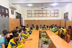 Nhiều tài xế xe ôm công nghệ Be tại cơ quan công an. 
