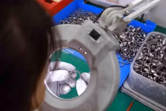 Kiểm tra chất lượng sản phẩm tại nhà máy sản xuất các chi tiết phần động cơ, trợ lực lái, hộp số ôtô tại một doanh nghiệp ở Khu Công nghiệp Mỹ Trung, huyện Mỹ Lộc, tỉnh Nam Định. (Ảnh: Vũ Sinh/TTXVN)