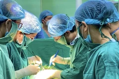 Các bác sỹ Bệnh viện Phụ sản Trung ương và Bệnh viện Tim Hà Nội phối hợp phẫu thuật cho thai phụ mắc bệnh lý tim bẩm sinh. (Ảnh do bệnh viên cung cấp)