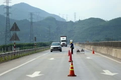 Phân luồng giao thông trên Cao tốc Cam Lộ-La Sơn, đảm bảo an toàn cho lực lượng thi công. (Ảnh: Đỗ Trưởng/TTXVN)