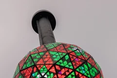 Quả cầu pha lê được chuẩn bị kỹ lưỡng trước thời khắc đón Năm mới 2024 ở New York, Mỹ. (Ảnh: AFP/TTXVN)