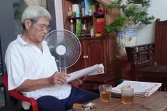 Ông Khương Đình Hà luôn theo dõi về tình hình trong nước và thế giới qua Tài liệu tham khảo của TTXVN. (Ảnh: Đoàn Hữu Trung/TTXVN)