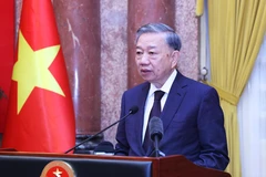 Tổng Bí thư, Chủ tịch nước Tô Lâm nói chuyện với đại biểu được tôn vinh trong phong trào thi đua 'tham mưu giỏi, phục vụ tốt' giai đoạn 2019-2024. (Ảnh: Lâm Khánh/TTXVN)