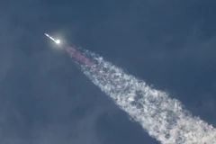 Tên lửa đẩy Super Heavy mang theo tàu vũ Starship không người lái của SpaceX rời bệ phóng tại Boca Chica, Texas, Mỹ, ngày 14/3. (Ảnh: AFP/TTXVN)
