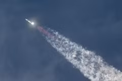Tên lửa đẩy Super Heavy mang theo tàu vũ Starship không người lái của SpaceX rời bệ phóng tại Boca Chica, Texas, Mỹ, ngày 14/3. (Ảnh: AFP/TTXVN)
