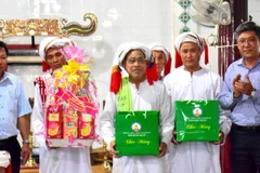 Đại diện lãnh đạo tỉnh thăm và chúc Tết Ramưwan đồng bào Chăm. (Ảnh: Hồng Hiếu/TTXVN)