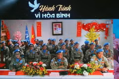 Các sỹ quan,quân nhân tại điểm cầu tại Phái bộ Nam Sudan tham gia chương trình. (Ảnh: Trọng Đức/TTXVN)