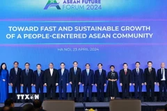 Thủ tướng Phạm Minh Chính và Thủ tướng Lào Sonexay Siphandone cùng trưởng đoàn các nước ASEAN tham dự Diễn đàn Tương lai ASEAN 2024. (Ảnh: Dương Giang/TTXVN)