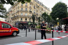 Cảnh sát Pháp tại hiện trường vụ xe lao vào quán càphê. (Nguồn: Reuters)