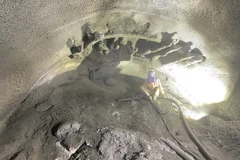 Khu vực sạt lở hầm đường sắt Chí Thạnh tại vị trí cửa Nam. (Ảnh: Tường Quân/TTXVN)