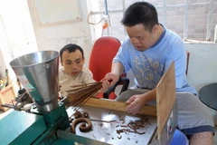 Anh Nguyễn Ngọc Phương (ở xã Quế An, huyện Quế Sơn, Quảng Nam) do di chứng của chất độc da cam nên chỉ cao gần 1m nhưng vẫn vượt qua hoàn cảnh giúp đỡ những trẻ em khó khăn, tàn tật khác. (Ảnh: Trần Lê Lâm/TTXVN)