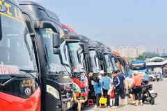 Phương tiện chờ xuất bến tại Bến xe Nước Ngầm ngày 27/4. (Ảnh: Tuyết Mai/TTXVN)