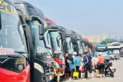 Phương tiện chờ xuất bến tại Bến xe Nước Ngầm ngày 27/4. (Ảnh: Tuyết Mai/TTXVN)