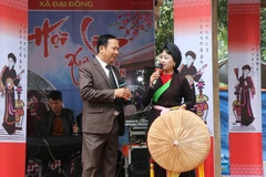 Du khách hát giao lưu với liền chị tại hội Lim. (Ảnh: Thái Hùng/TTXVN)