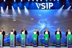 Phó Thủ tướng Trần Hồng Hà (thứ 4, từ trái sang) cùng các đại biểu ấn nút khởi công dự án. (Ảnh: Công Tường/TTXVN)