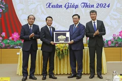 Chủ tịch Quốc hội Vương Đình Huệ tặng quà cho Ban Chấp hành Đảng bộ tỉnh Yên Bái. (Ảnh: Nhan Sáng/TTXVN)