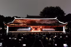 Trình chiếu show Mapping 3D tại khu vực sân Thái học-Di tích Văn Miếu-Quốc Tử Giám. (Ảnh: Đinh Thuận/TTXVN)