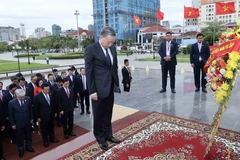 Chủ tịch nước Tô Lâm đặt vòng hoa tại Đài Hữu nghị Việt Nam-Campuchia. (Ảnh: Nhan Sáng/TTXVN)