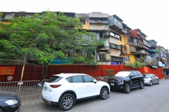 Đơn nguyên 1 chung cư G6A Thành Công được quây tôn kín để đảm bảo an toàn. (Ảnh: Tuấn Anh/TTXVN)