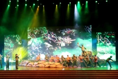 Đêm nhạc với nhiều ca khúc hay của nhạc sỹ Hoàng Vân. (Ảnh: Võ Dung/TTXVN)