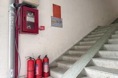 Khu vực để thiết bị phòng cháy, chữa cháy tại một tòa nhà. (Ảnh: Thanh Liêm/TTXVN)