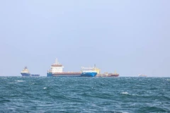 Tàu chở hàng di chuyển trên Biển Đỏ. (Ảnh: IRNA/TTXVN)