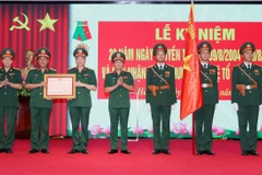 Thượng tướng Nguyễn Tân Cương, Tổng Tham mưu trưởng Quân đội Nhân dân Việt Nam, Thứ trưởng Bộ Quốc phòng trao Huân chương Bảo vệ Tổ quốc hạng Nhất cho Cục Cứu hộ-Cứu nạn. (Ảnh: Trọng Đức/TTXVN)