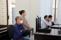 Bị cáo Lê Minh Quang và Cao Thị Thu Bích tại phiên tòa. (Ảnh: TTXVN phát)