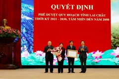 Phó Thủ tướng Chính phủ Trần Hồng Hà trao Quyết định phê duyệt quy hoạch tỉnh Lai Châu thời kỳ 2021-2030, tầm nhìn đến năm 2050. (Ảnh: Quý Trung/TTXVN)