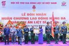 Phó Chủ tịch nước Võ Thị Ánh Xuân trao Huân chương Lao động hạng Ba cho Hội Hỗ trợ Gia đình Liệt sỹ Việt Nam. (Ảnh: Minh Đức/TTXVN)