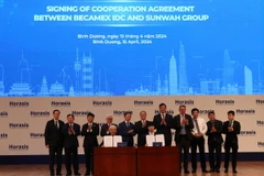 Lễ ký kết thỏa thuận hợp tác giữa Tổng Công ty Becamex IDC và Tập đoàn Sunwah (Trung Quốc). (Ảnh: Dương Chí Tưởng/TTXVN)