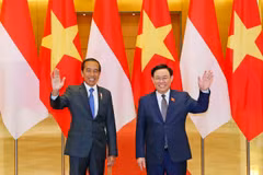 Chủ tịch Quốc hội Vương Đình Huệ với Tổng thống Indonesia Joko Widodo. (Ảnh: Nhan Sáng/TTXVN)