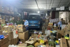 Cơ quan chức năng kiểm tra hàng hóa tại cơ sở vi phạm. (Nguồn: Công an tỉnh Bắc Giang)