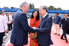 Bí thư thứ nhất Đảng Cộng sản Cuba, Chủ tịch Cuba Miguel Diaz Canel Bermudez tiễn Tổng Bí thư, Chủ tịch nước Tô Lâm và phu nhân tại Sân bay quốc tế Jose Marti ở Thủ đô La Habana. (Ảnh: Lâm Khánh/TTXVN)