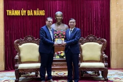 Chủ tịch Ủy ban Nhân dân thành phố Đà Nẵng Lê Trung Chinh tặng quà lưu niệm ông Jérémy Bacchi, Ủy viên Bộ Chính trị Đảng Cộng sản Pháp tại buổi tiếp. (Ảnh: Trần Lê Lâm/TTXVN)