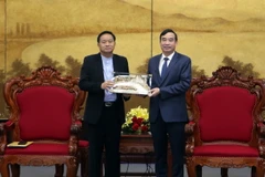 Chủ tịch UBND thành phố Đà Nẵng Lê Trung Chinh (bên phải) tặng quà lưu niệm cho ông Supasit Kocharoenyos, Tỉnh trưởng tỉnh Ubon Ratchathani của Thái Lan. (Ảnh: Trần Lê Lâm/TTXVN)
