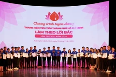 Trao giấy chứng nhận và quà cho các gương thanh niên tiên tiến Thành phố Hồ Chí Minh làm theo lời Bác. (Ảnh: Hồng Giang/TTXVN)