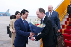 Phó Chủ nhiệm Ủy ban Đối ngoại của Quốc hội Lê Anh Tuấn đón Chủ tịch Quốc hội Phần Lan Jussi Halla-aho tại Sân bay Quốc tế Nội Bài, Hà Nội. (Ảnh: Phạm Kiên/TTXVN)