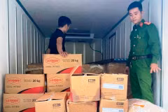 Công an tỉnh Quảng Bình và lực lượng chức năng phối hợp phát hiện, bắt vụ vận chuyển gần 3 tấn nội tạng động vật không rõ nguồn gốc xuất xứ. (Ảnh: TTXVN phát)