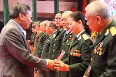 Ông Nguyễn Văn Phong, Phó Bí thư Thành ủy Hà Nội trao quà cho các cựu chiến binh, cựu quân tình nguyện, cựu chuyên gia. (Ảnh: TTXVN phát)