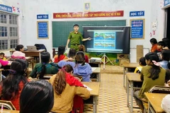 Lớp học tình thương do Trung úy Lê Tuấn Thành giảng dạy. (Ảnh: TTXVN phát)