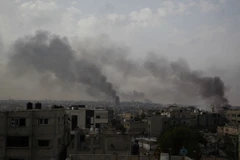 Khói bốc lên từ thành phố Rafah, Dải Gaza. (Ảnh: THX/TTXVN)