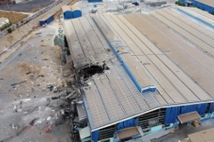 Hiện trường vụ nổ lò hơi tại Công ty TNHH gỗ Bình Minh. (Ảnh: Sỹ Tuyên/TTXVN)