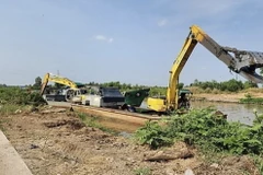 Phương tiện các đối tượng dùng để khai thác khoáng sản trái phép bị tạm giữ. (Ảnh: TTXVN phát)