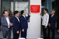 Chủ tịch Quốc hội Vương Đình Huệ dự lễ khánh thành nhà Đại đoàn kết và trao quà cho hộ gia đình bà Lê Thị Chinh tại thôn Vàng, thị trấn Bích Động, huyện Việt Yên. (Ảnh: Nhan Sáng/TTXVN)