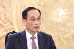 Ông Lê Hoài Trung, Bí thư Trung ương Đảng, Trưởng Ban Đối ngoại Trung ương trả lời phỏng vấn báo chí. (Ảnh: Phương Hoa/TTXVN)